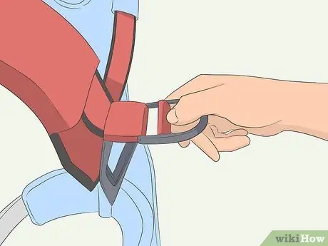 Носите страховочную привязь Шаг 1