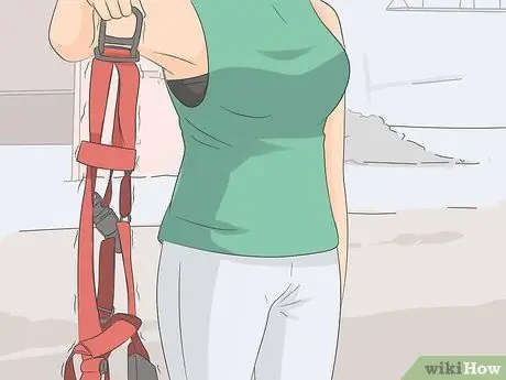 Носите страховочную привязь на все тело Шаг 2