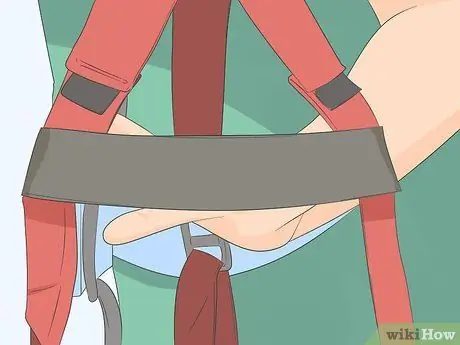 Носите страховочную привязь Шаг 4