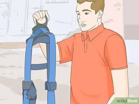 Носите ремень безопасности на все тело Шаг 6