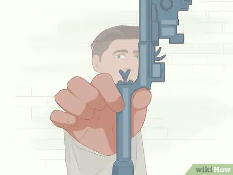 Держите лук для стрельбы из лука Шаг 3