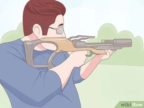 Держите лук для стрельбы из лука Шаг 4