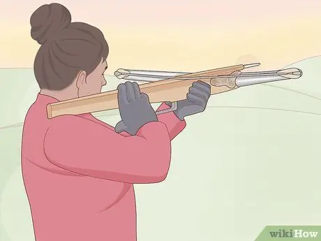 Держите лук для стрельбы из лука Шаг 5