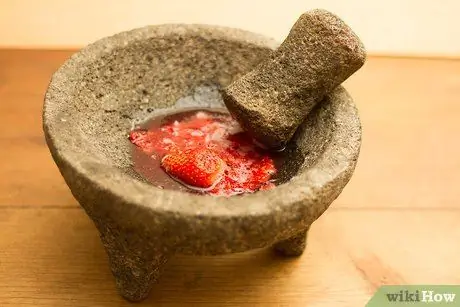 Приготовить клубничный мартини, шаг 2