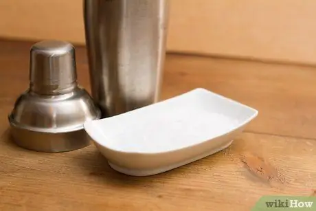 Приготовить клубничный мартини Шаг 3