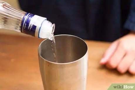 Приготовить клубничный мартини Шаг 4