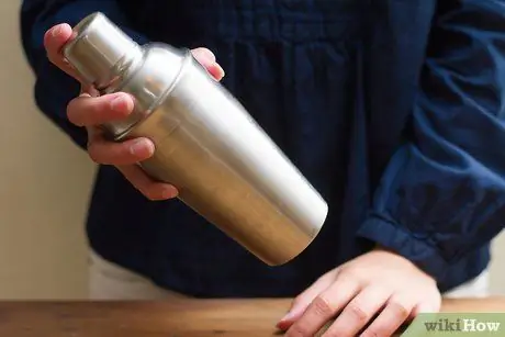 Приготовить клубничный мартини Шаг 6