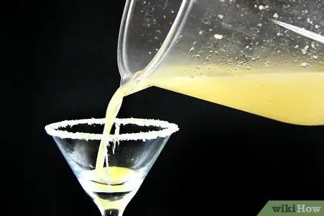 Приготовить банановую маргариту Шаг 6