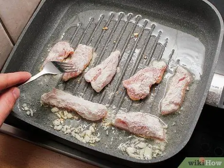 Приготовить обжаренную курицу шаг 5