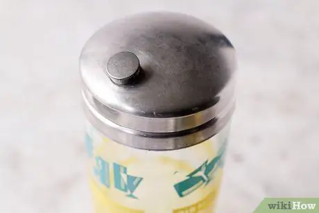 Приготовьте коктейль со взбалтыванием Шаг 4