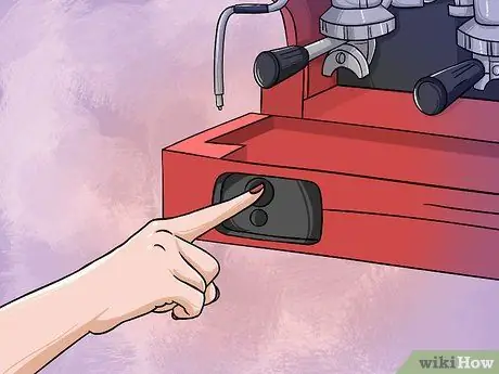 Используйте коммерческую эспрессо-машину Шаг 2