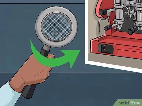 Используйте коммерческую эспрессо-машину Шаг 3