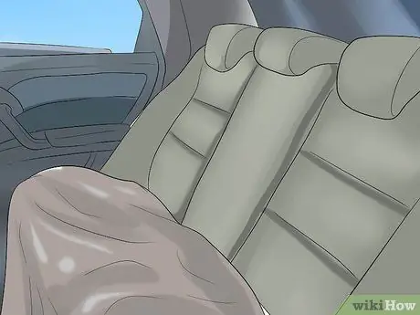 Успокойте нервную собаку в машине Шаг 8