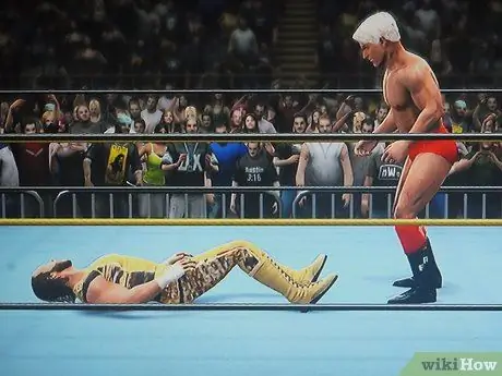 Выполните Фигурку с четырьмя блокировками ног, шаг 1