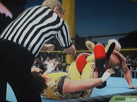 Выполните шаг 6 в соответствии с фигурой «Блокировка четырьмя ногами»