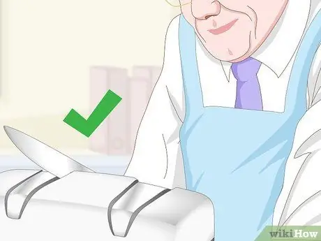 Используйте точилку для ножей. Шаг 12