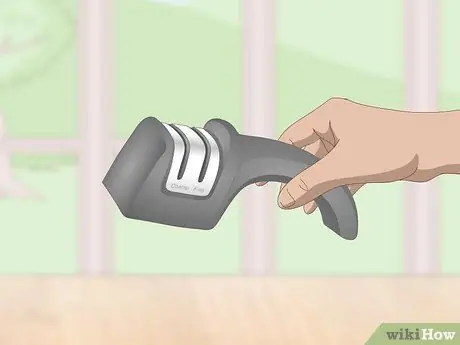 Используйте точилку для ножей Шаг 9