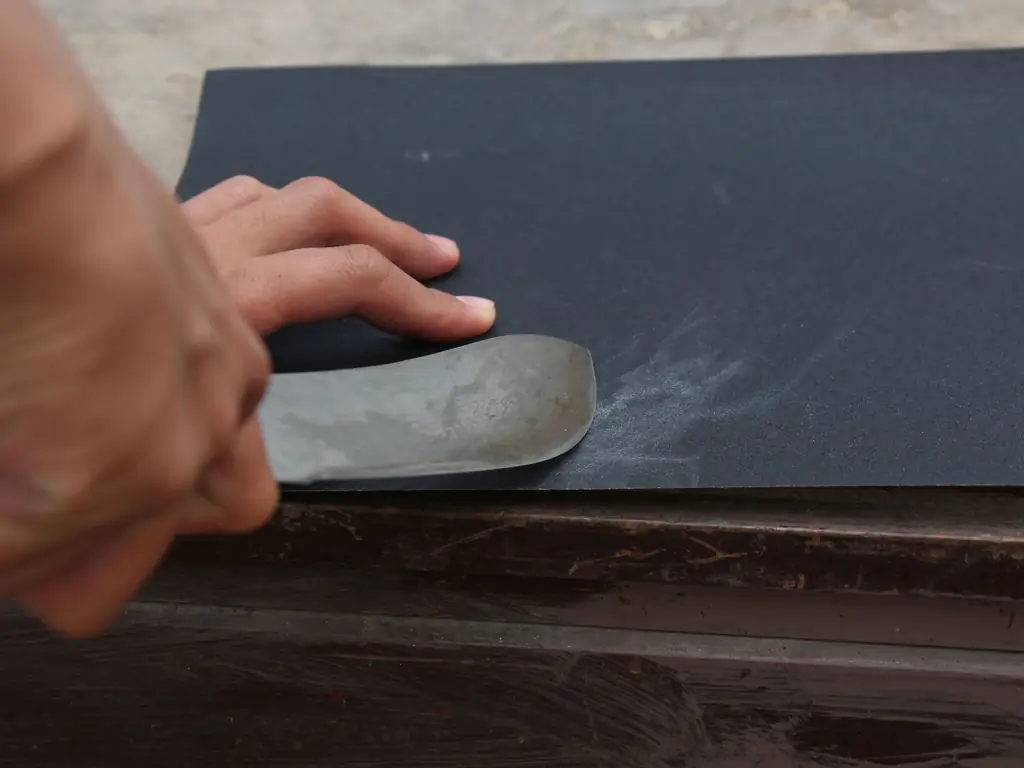 Как точить кухонные ножи наждачной бумагой: 5 шагов