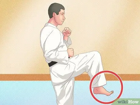 Выполните тхэквондо передним ударом. Шаг 8