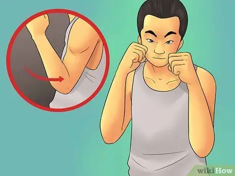 Выполните удар ногой в воздухе, шаг 1