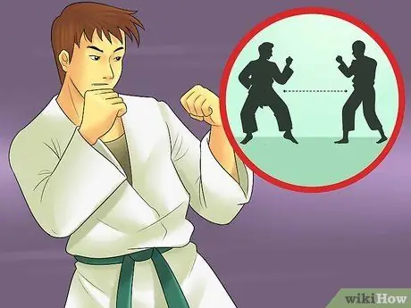 Выполните удар ногой в воздухе, шаг 10