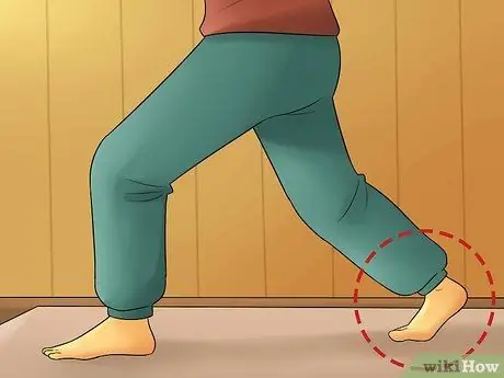 Выполните удар ногой в воздухе, шаг 2