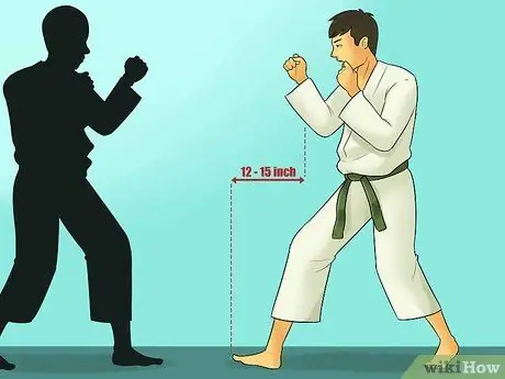 Выполните удар ногой в воздухе, шаг 4