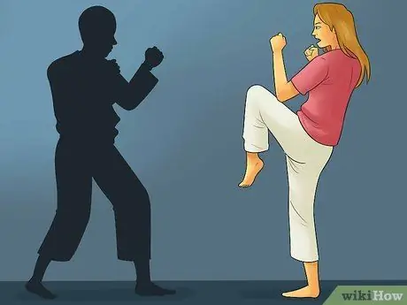 Выполните удар ногой в воздухе, шаг 6