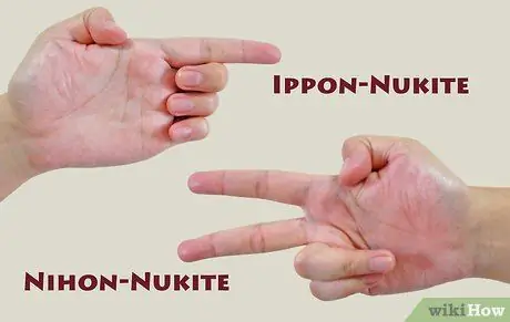 Выполните удар в глаз, шаг 1