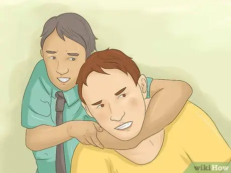 Защищайтесь во время драки в школе Шаг 6