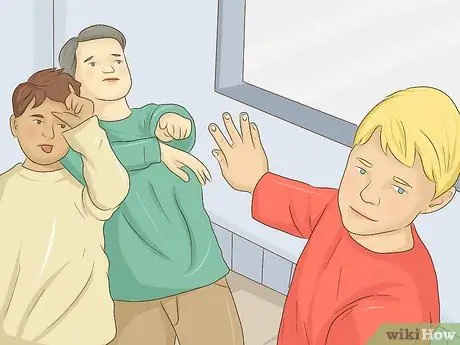 Защищайтесь во время драки в школе Шаг 9