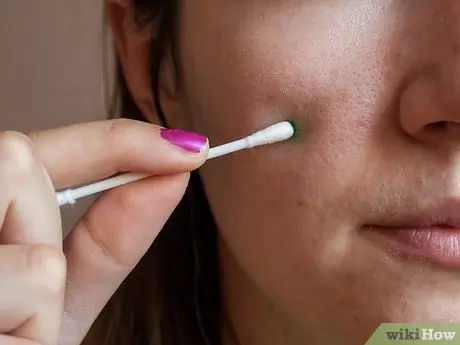 Используйте зеленые тени для век, чтобы скрыть красный прыщ. Шаг 2