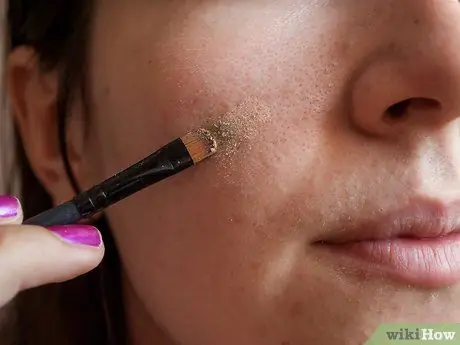 Используйте зеленые тени для век, чтобы скрыть красный прыщ. Шаг 3