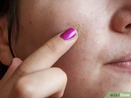 Используйте зеленые тени для век, чтобы скрыть красный прыщ. Шаг 4