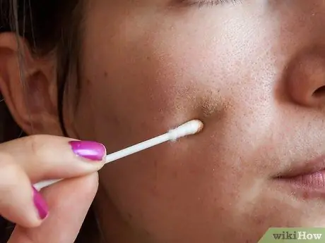 Используйте зеленые тени для век, чтобы скрыть красный прыщ. Шаг 5