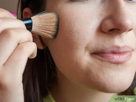 Используйте зеленые тени для век, чтобы скрыть красный прыщ. Шаг 7