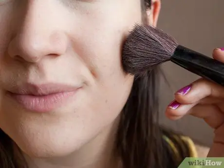 Используйте зеленые тени для век, чтобы скрыть красный прыщ. Шаг 8