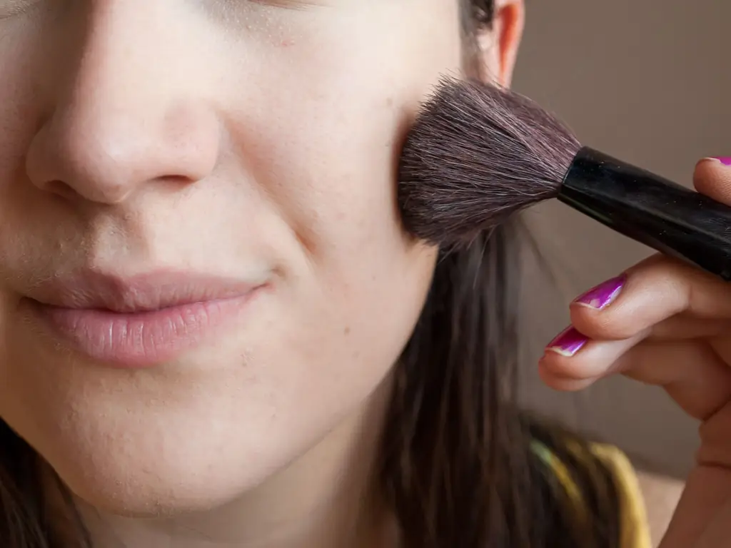 Как использовать зеленые тени для век, чтобы скрыть красный прыщ: 8 шагов