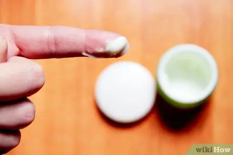 Используйте холодный крем для уменьшения прыщей. Шаг 2