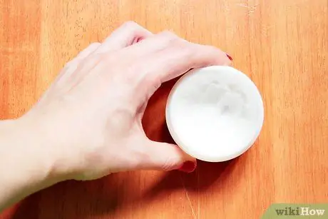 Используйте холодный крем для уменьшения прыщей Шаг 6