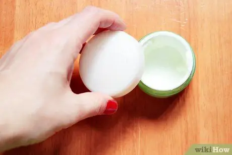 Используйте холодный крем для уменьшения прыщей Шаг 7