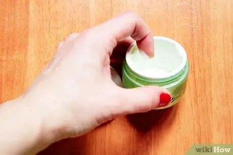 Используйте холодный крем для уменьшения прыщей Шаг 8