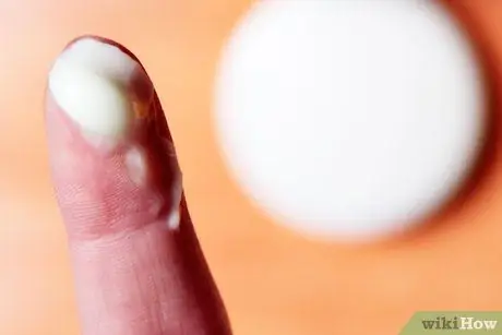 Используйте холодный крем для уменьшения прыщей Шаг 9