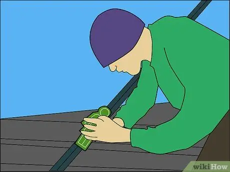 Нанесите воск на бордюр или поручень для шлифовки на скейтборде Шаг 3