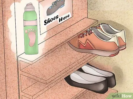 Попросите кого-нибудь снять обувь у вас дома Шаг 10