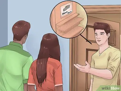 Попросите кого-нибудь снять обувь у вас дома Шаг 5