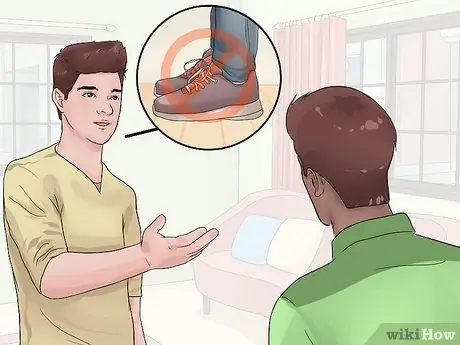 Попросите кого-нибудь снять обувь у вас дома Шаг 6