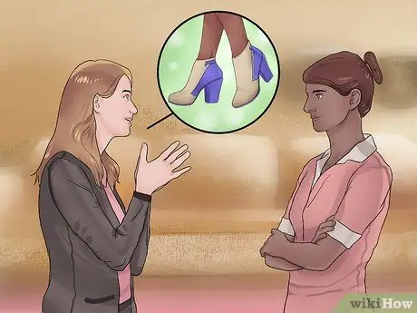 Попросите кого-нибудь снять обувь у вас дома Шаг 8