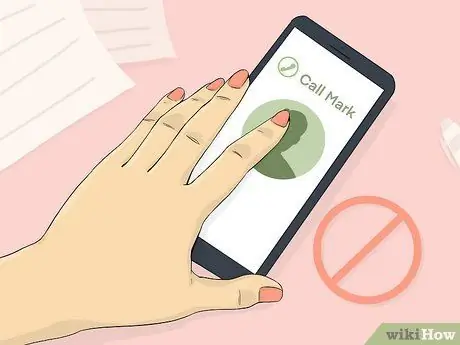 Будьте осторожны в том, чтобы заставить парня позвонить вам Step 13