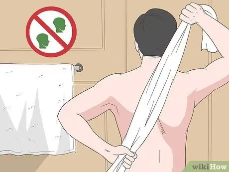 Лечить грибковые прыщи на спине Шаг 5